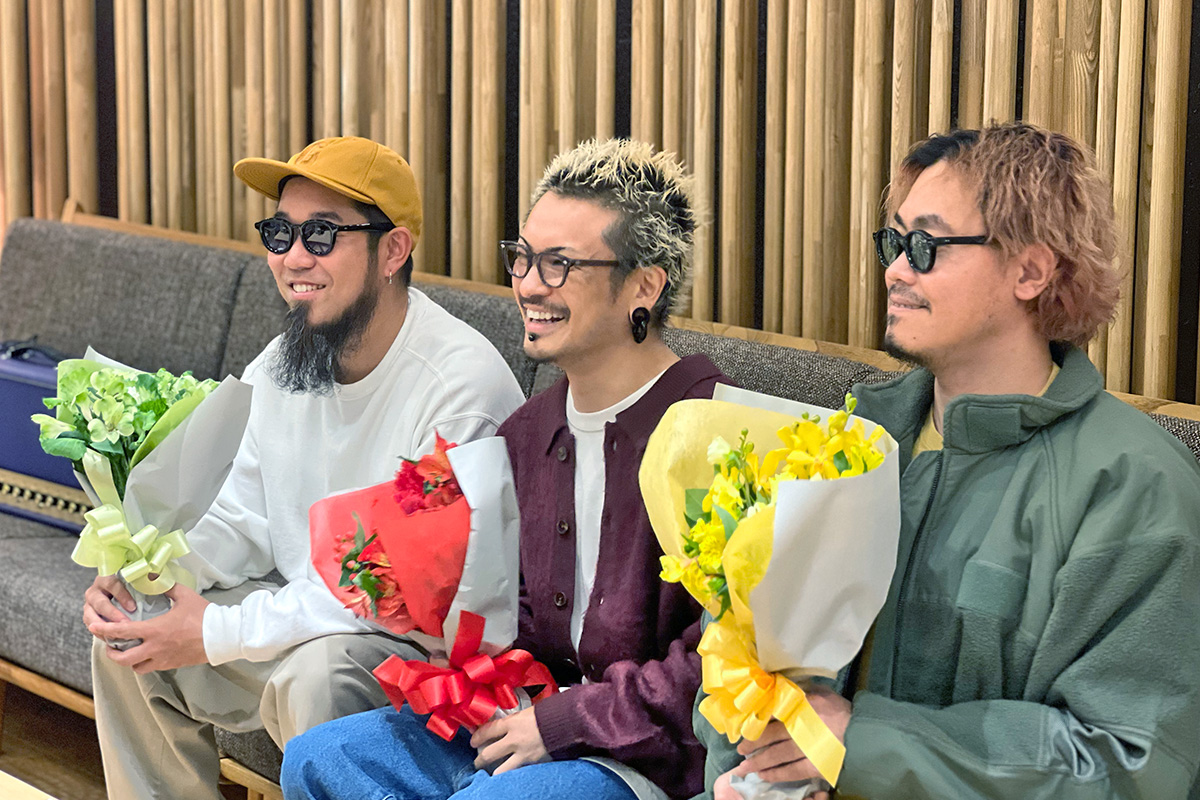 i8791's tweet photo. 【オフショット】#WANIMA さん
レコーディング現場にお邪魔して
WANIMA色の花束をお渡ししました💐

FUJIさん
KENTAさん
KOSHINさん

＼キャンペーン開催中／抽選で当たる🎁
WANIMA直筆サイン入りA4ポストカード
【#花キューピットの母の日CMソング】

▼キャンペーン詳細
https://t.co/dMmboOqCQg https://t.co/Yeg0VJLCTc