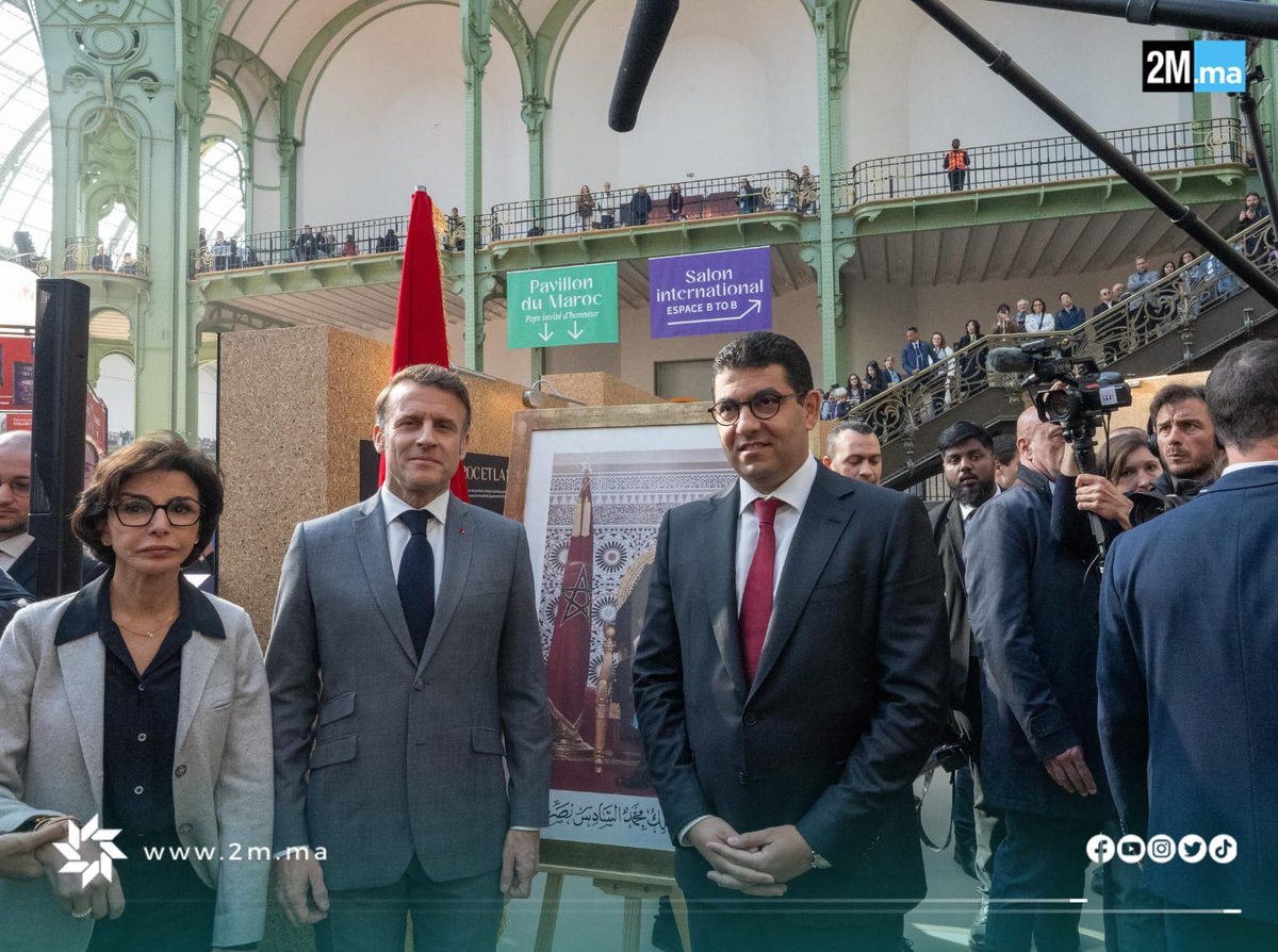 📷 Le président français Emmanuel Macron a visité, ce vendredi, le pavillon du #Maroc, invité d’honneur du Festival du livre de Paris et représenté par une trentaine de maisons d'édition 🇲🇦.

Le chef de l’Etat français, qui était accompagné de la ministre de la Culture