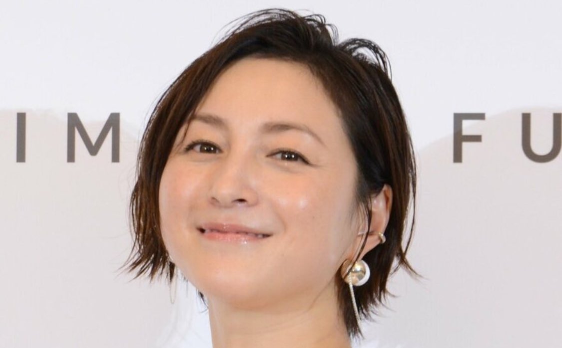 iroiroanken's tweet photo. イミフな広末涼子、
イミフをバックに撮影。 https://t.co/pPHS6AdBrw