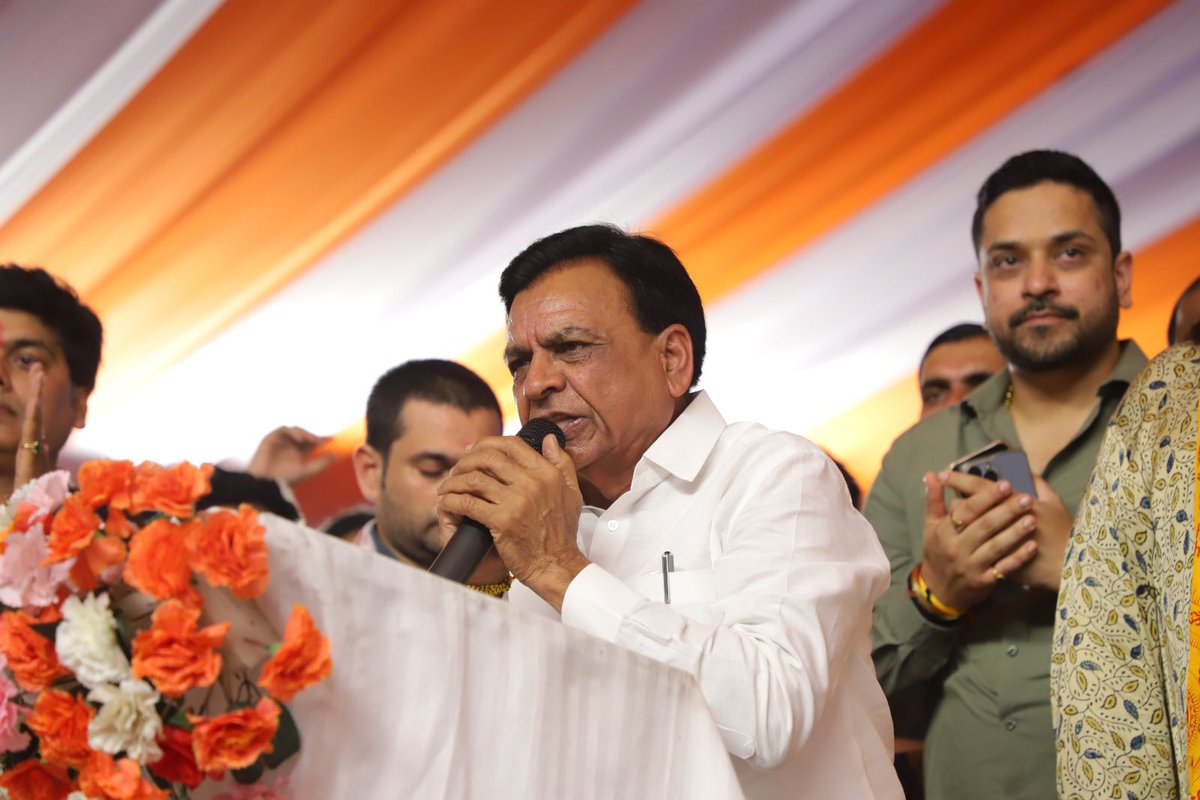 bageshwardham's tweet image. श्री बागेश्वर बालाजी सनातन मठ में चल रही श्रीमद् भागवत कथा में आशीर्वाद लेने मध्य प्रदेश से पधारे उपमुख्यमंत्री माननीय श्री राजेन्द्र शुक्ला जी, श्री जगदीश देवड़ा जी एवं कैबिनेट मंत्री श्री गौतम टेटवाल जी
#bageshwardhamsarkar #rajendrashukla #mumbai #jagdishdevda #drgautamtetwal