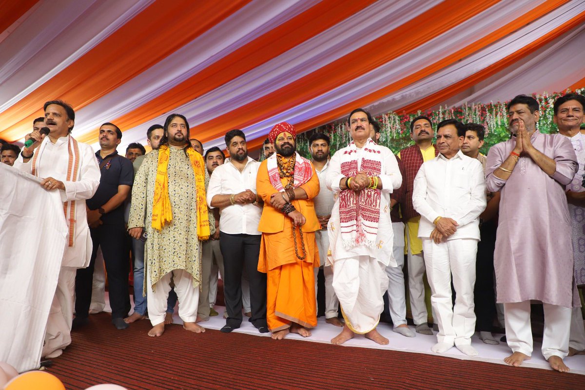 bageshwardham's tweet image. श्री बागेश्वर बालाजी सनातन मठ में चल रही श्रीमद् भागवत कथा में आशीर्वाद लेने मध्य प्रदेश से पधारे उपमुख्यमंत्री माननीय श्री राजेन्द्र शुक्ला जी, श्री जगदीश देवड़ा जी एवं कैबिनेट मंत्री श्री गौतम टेटवाल जी
#bageshwardhamsarkar #rajendrashukla #mumbai #jagdishdevda #drgautamtetwal