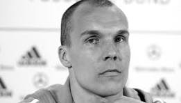 -. Glück heißt, dich von den Menschen zu lösen, die dich für etwas verehren, was du nicht bist. Nicht zu versuchen, diesen Menschen zu gefallen. Nicht dauernd damit beschäftigt zu sein, souverän zu wirken.

Aus dem Buch: Robert Enke, litt an Depressionen!