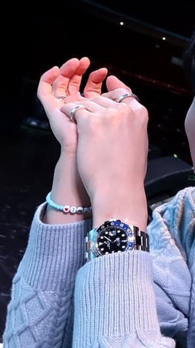 방금 발견한 이것뭐지 왼손에는 정말 남자같이 멋잇는시계차고잇는데 오른쪽엔 저 귀여운 팔찌봐