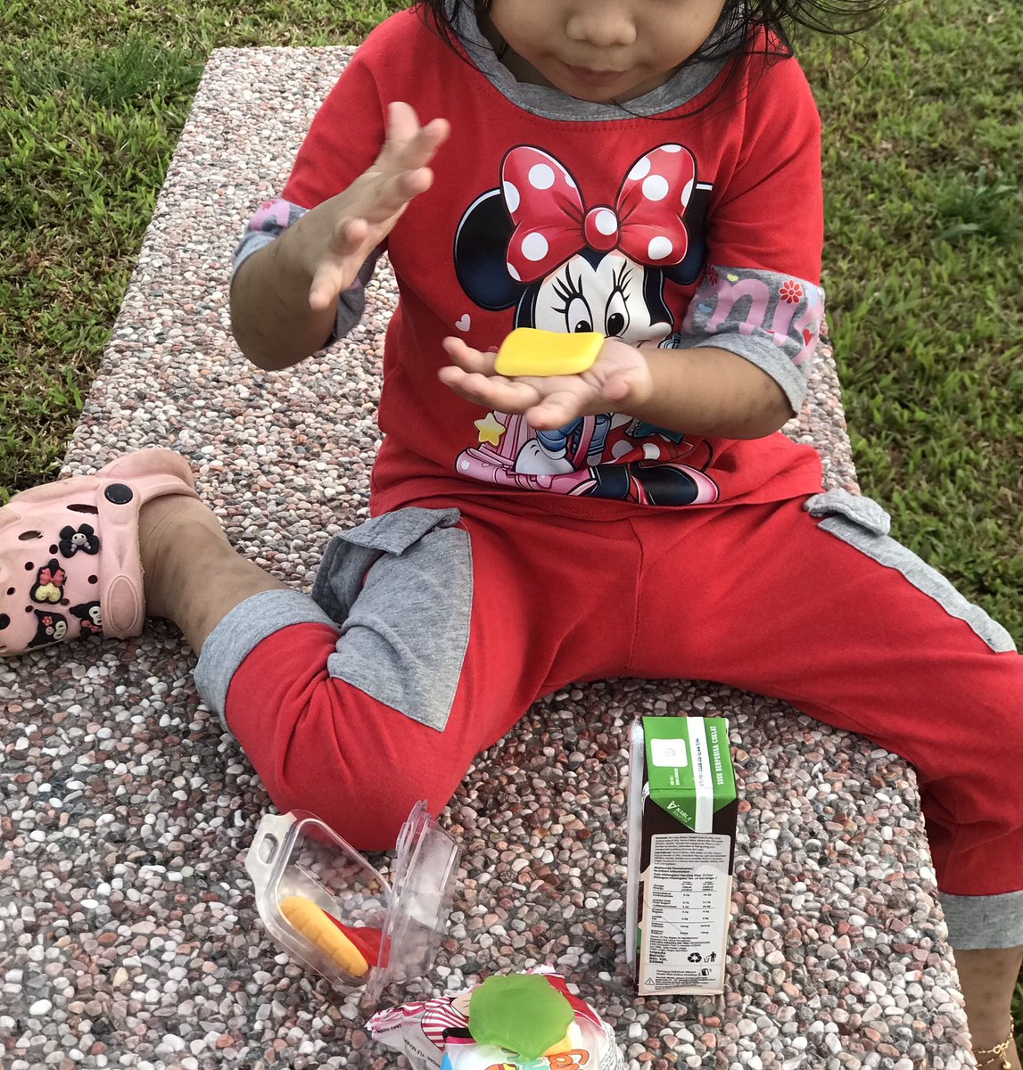 fiqwilliam1's tweet photo. tgh lyn ank aku kt taman.

ad satu kete smpai .
ayah dgn ank turun men gelongsor smbil ayah nya men fon ,smpai ank nya ckp sesorg tk dilayan nya sibuk dgn fon .rupanya mak nya ada dlm kete ,pun men fon jugak.

sampai anak dia tergolek jatuh dpn aku. baru aku phm kegunaan kondom. https://t.co/6VX9RodOJY