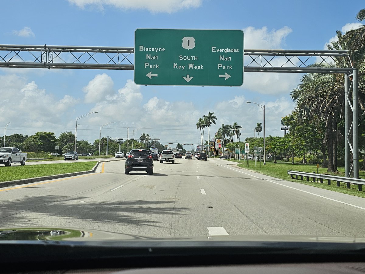 FlaKeysResorts's tweet image. THE DECISION POINT 🌴

This right here...

This sign is where real life ends and island time begins.

Left? Right? Straight ahead to paradise?

The beauty is... there's no wrong choice.

But if you're asking ME... that arrow pointing to Key West is basically the universe saying