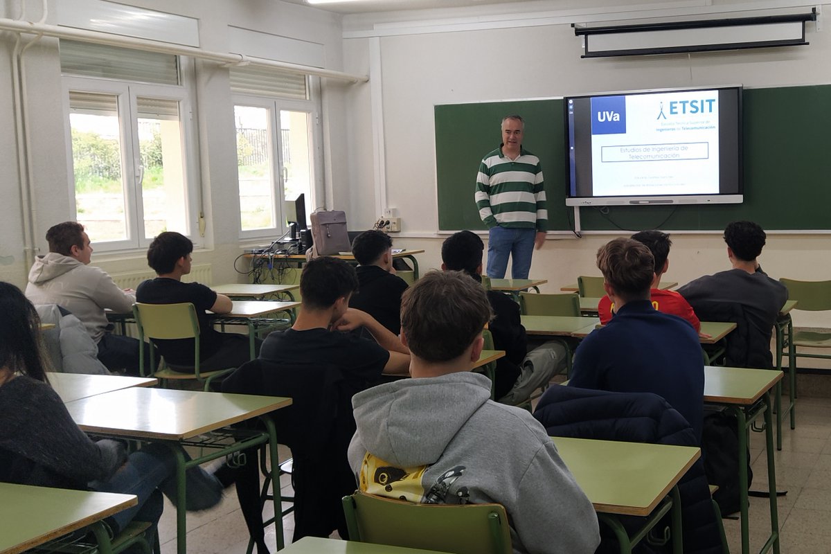 El Subdirector de <a href="/ETSIT_UVa/">ETSIT_UVa</a>  Eduardo Gómez visita el IES Lucía de Medrano <a href="/luciademedrano/">IES Lucía de Medrano</a>  de Salamanca para presentar los estudios de Teleco a sus estudiantes. ¡Esperamos ver a algunos de vosotros el próximo curso por aquí!