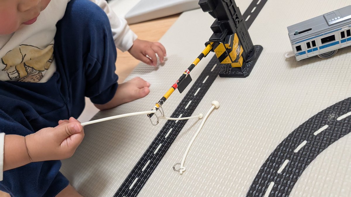 11maru17's tweet photo. えのきを遮断機につけてる図です… https://t.co/Db4wmzQAYK