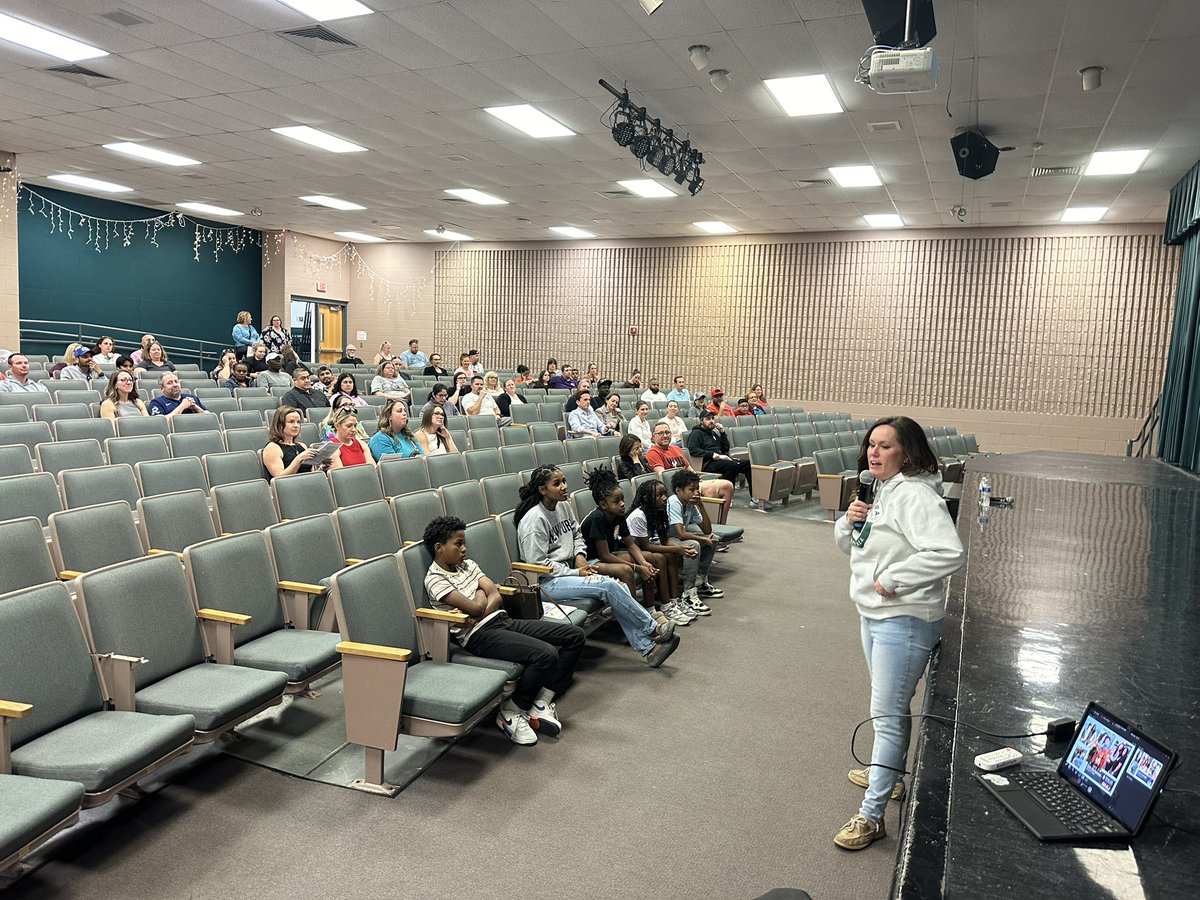 CSTWildcatsMS's tweet photo. 5th grade parents hear from the admin counseling team at our 5th grade night. They also heard from 3 sixth grade teachers about what to expect in middle school…a wonderful evening with future Wildcat families!
#CSTROCS
#CSTFamily
#CST25 https://t.co/9jPcl7wvwB