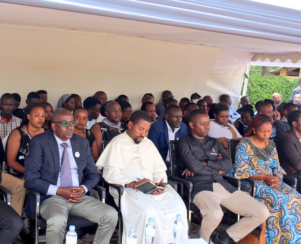 RutongoH's tweet photo. Umuyobozi Mukuru w'ibitaro bya #Rutongo @DrAimepatrick yihanganishije ababuze abavandimwe, ababyeyi, abana, inshuti n'abaturanyi muri Jenoside yakorewe Abatutsi mu Rwanda. Yasabye urubyiruko gukoresha imbuga nkoranyambaga mu guhangana n'abahakana n'abapfobya Jenoside. #Kwibuka31 https://t.co/7Gm5Soln1f