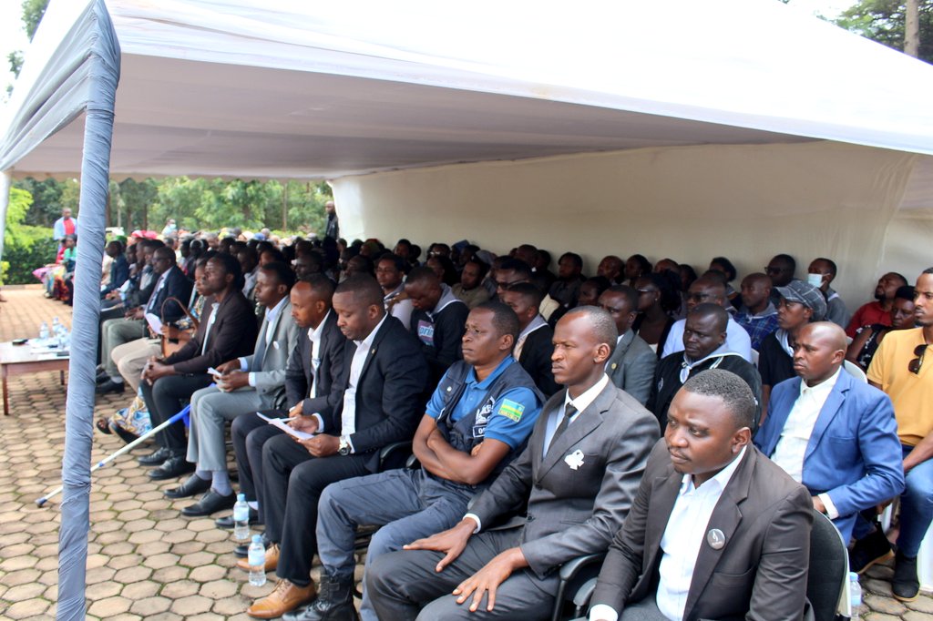 RutongoH's tweet photo. Umuyobozi Mukuru w'ibitaro bya #Rutongo @DrAimepatrick yihanganishije ababuze abavandimwe, ababyeyi, abana, inshuti n'abaturanyi muri Jenoside yakorewe Abatutsi mu Rwanda. Yasabye urubyiruko gukoresha imbuga nkoranyambaga mu guhangana n'abahakana n'abapfobya Jenoside. #Kwibuka31 https://t.co/7Gm5Soln1f
