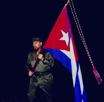 Cuando se cumplió el centenario del glorioso desembarco de Martí y Gómez por Playitas, #Fidel fue al lugar y desde allí ondeó la bandera de la Patria. Ese gesto simbólico nos deja una lección y nos inspira. #CubaViveEnSuHistoria