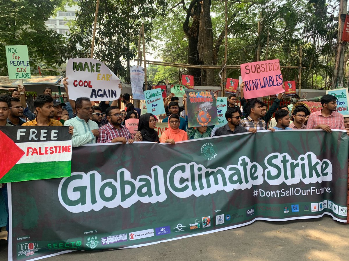 350_asia's tweet image. Global #ClimateStrike! 🇧🇩

350.org Bangladesh joined Fridays for Future at Dhaka to demand:✨

Climate justice NOW ⚖️
Adequate climate finance 💰
End to fossil fuels 🛢️❌
Meaningful youth participation in NDCs 👩‍🦱

The climate crisis won't wait - neither will we!