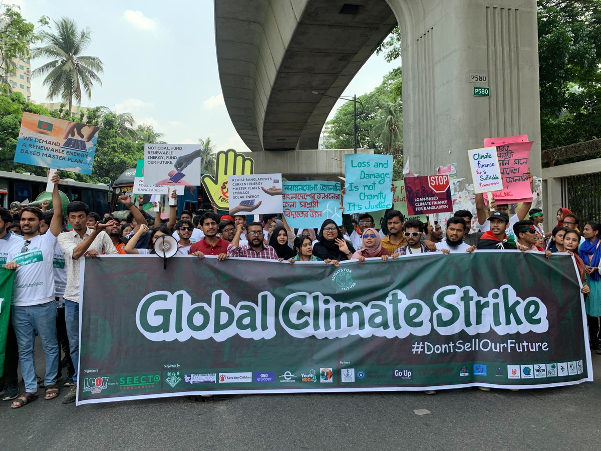 350_asia's tweet image. Global #ClimateStrike! 🇧🇩

350.org Bangladesh joined Fridays for Future at Dhaka to demand:✨

Climate justice NOW ⚖️
Adequate climate finance 💰
End to fossil fuels 🛢️❌
Meaningful youth participation in NDCs 👩‍🦱

The climate crisis won't wait - neither will we!