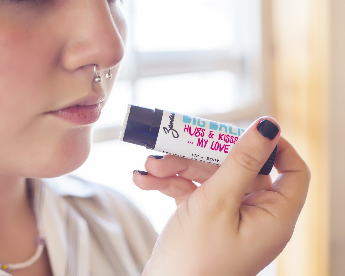 ZandraBeauty's tweet photo. Add a touch of royalty to your pout with Zandra Beauty's Bigbalm! Wage war on dryness anytime, anywhere. Make chapped lips a thing of the past with this hydrating wonder! Flaunt your beautiful smile with ease as you roam!  #Zandra #cleanbeautyproducts https://t.co/BMu13jdaVc