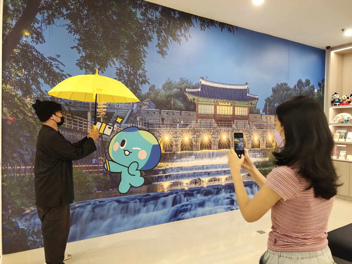 koreaspectrum's tweet photo. Attended the Gyeonggi Tourism Seminar 2025 by KTO Malaysia! Learned spring travel tips, joined fun quizzes &amp; took K-drama-style pics with the Suwon Fortress backdrop! 🇰🇷💛 #KTOMalaysia #VisitKorea #Gyeonggi
Read more: https://t.co/xzxNma0M2f https://t.co/p9yMxLivP8