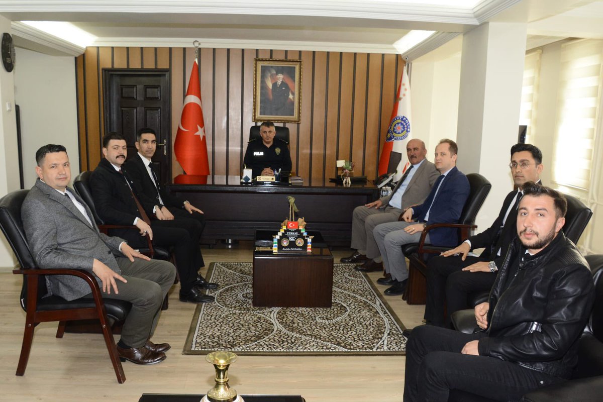 Türk Polis Teşkilatımızın 180. kuruluş yıldönümü münasebetiyle, Türkiye Kamu Çalışanları Vakfı Kırklareli  Şube Başkanımız Dr. Can Demirel ve beraberindeki heyet İl Emniyet Müdürümüz Sayın Sinan Çamuroğlu’nu makamında ziyaret ettiler.
#polishaftası 
#polishaftasıkutluolsun