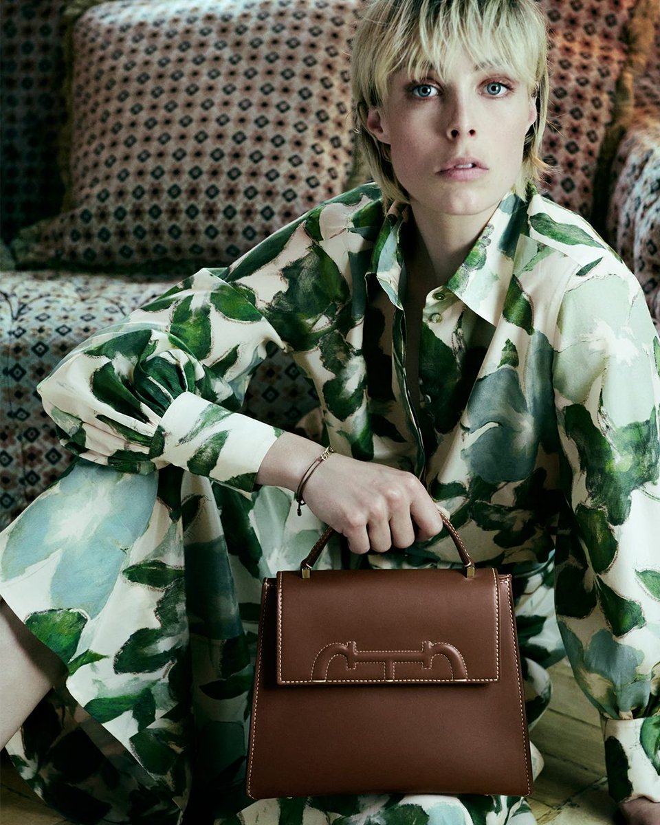 HouseofHerrera's tweet photo. Model and accomplished horse rider Edie Campbell meets #CHDomaInsignia. Join her and discover the equestrian-inspired craftsmanship from our Leather Atelier.
@ediebcampbell @normanjeanroy
#CHInsignia #CHCarolinaHerrera https://t.co/BEsNUHIt93