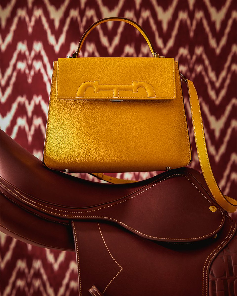HouseofHerrera's tweet photo. Model and accomplished horse rider Edie Campbell meets #CHDomaInsignia. Join her and discover the equestrian-inspired craftsmanship from our Leather Atelier.
@ediebcampbell @normanjeanroy
#CHInsignia #CHCarolinaHerrera https://t.co/BEsNUHIt93