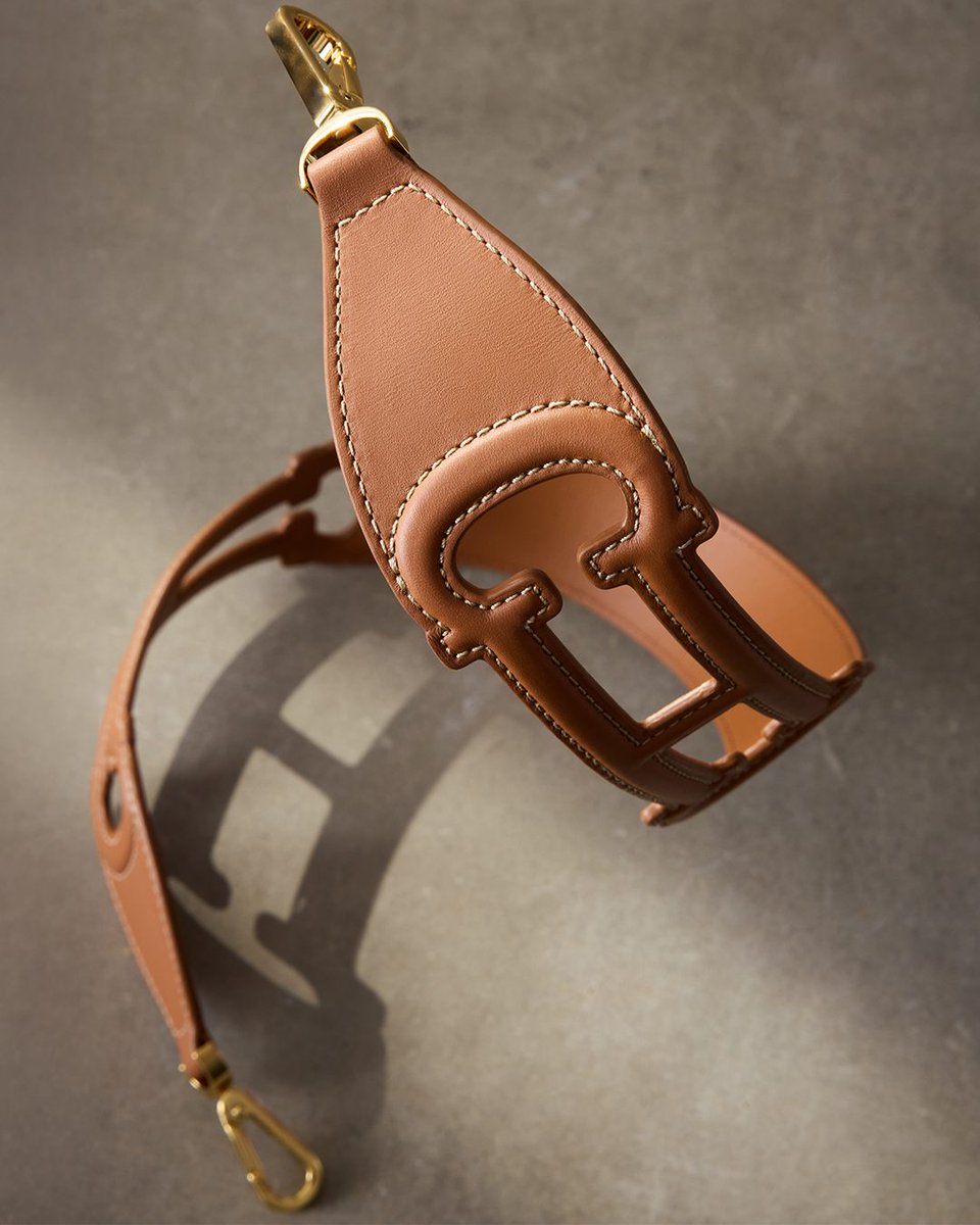 HouseofHerrera's tweet photo. Model and accomplished horse rider Edie Campbell meets #CHDomaInsignia. Join her and discover the equestrian-inspired craftsmanship from our Leather Atelier.
@ediebcampbell @normanjeanroy
#CHInsignia #CHCarolinaHerrera https://t.co/BEsNUHIt93