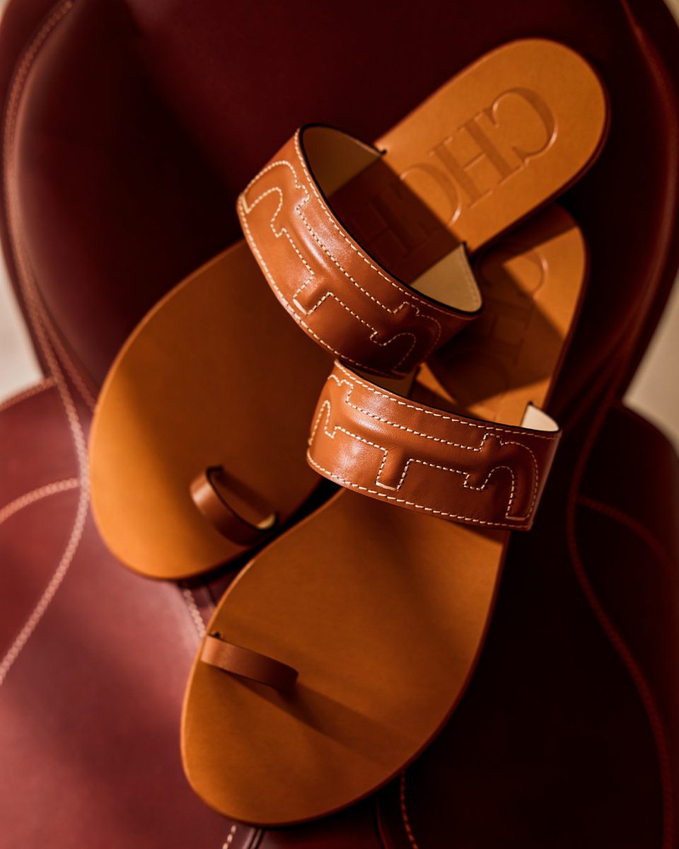 HouseofHerrera's tweet photo. Model and accomplished horse rider Edie Campbell meets #CHDomaInsignia. Join her and discover the equestrian-inspired craftsmanship from our Leather Atelier.
@ediebcampbell @normanjeanroy
#CHInsignia #CHCarolinaHerrera https://t.co/BEsNUHIt93