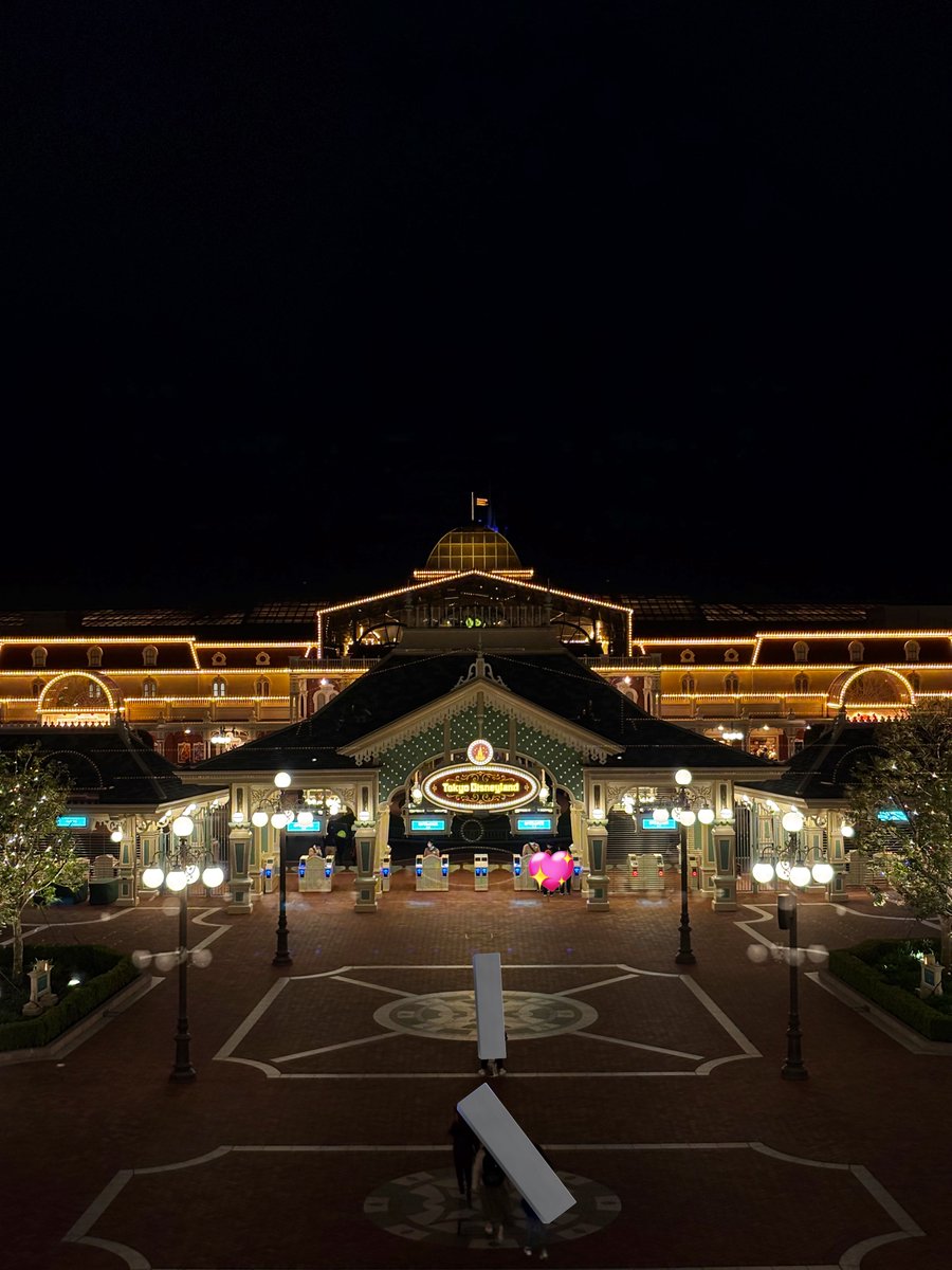 426Shika's tweet photo. 夜のパークも外から
見るとまた良いね👍 https://t.co/NvheYYC0QQ