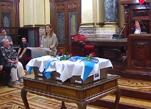 ARMH_Memoria's tweet photo. Esta mañana en A Coruña hemos entregado a sus familias los restos identificados de: Juan Boedo, Andrés y Pedro Pinilla, asesinados en 1936 y enterrados en una fosa común hasta que en septiembre 2023 fueron exhumados por la Asociación para la Recuperación de la Memoria Histórica. https://t.co/fQxHqyuwfE