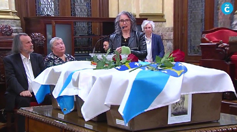ARMH_Memoria's tweet photo. Esta mañana en A Coruña hemos entregado a sus familias los restos identificados de: Juan Boedo, Andrés y Pedro Pinilla, asesinados en 1936 y enterrados en una fosa común hasta que en septiembre 2023 fueron exhumados por la Asociación para la Recuperación de la Memoria Histórica. https://t.co/fQxHqyuwfE