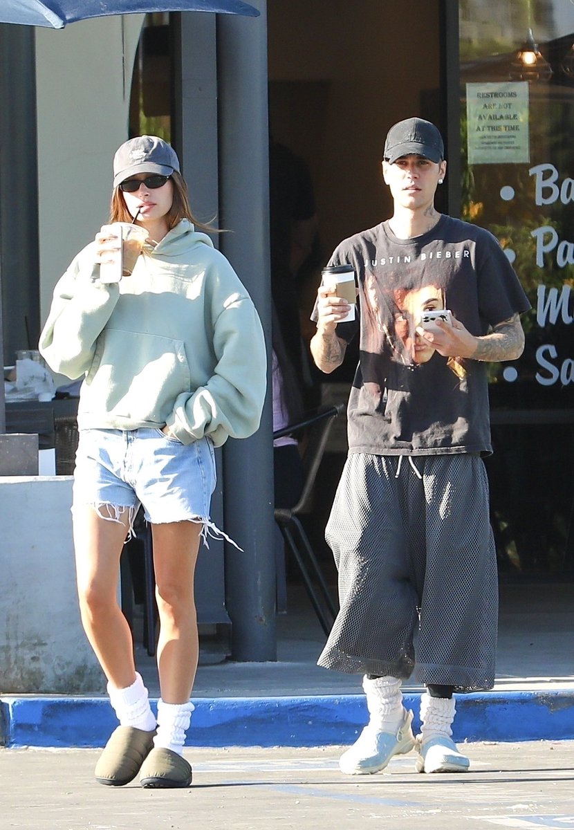 hailieybieber's tweet photo. Lol they’re so effortlessly cool https://t.co/oiNOpHFTCF