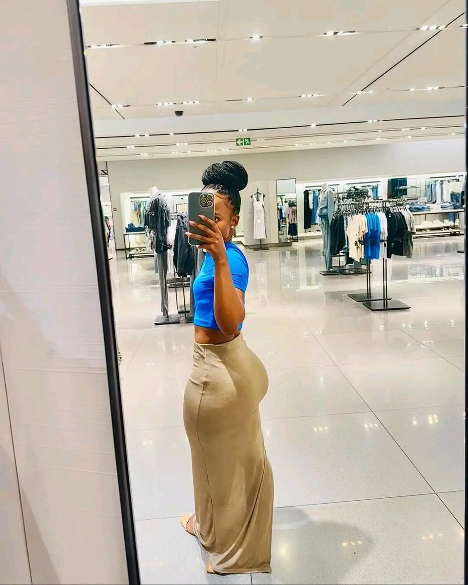 Labella_Mafia95's tweet photo. Ushawahi kuwa na mwanao ambaye mnashibana sana alafu anakukaribisha kwao, ile unafika kwao unamkuta mtoto mmoja mzuri vibaya sana.

Anawakaribisha chakula alafu kitamu mpaka ile laana! Wewe kama mwamba unakaza roho tuu alafu unapiga msosi na unapiga story na mwanao.

Thread:⤵️ https://t.co/0OlBX3iSqm