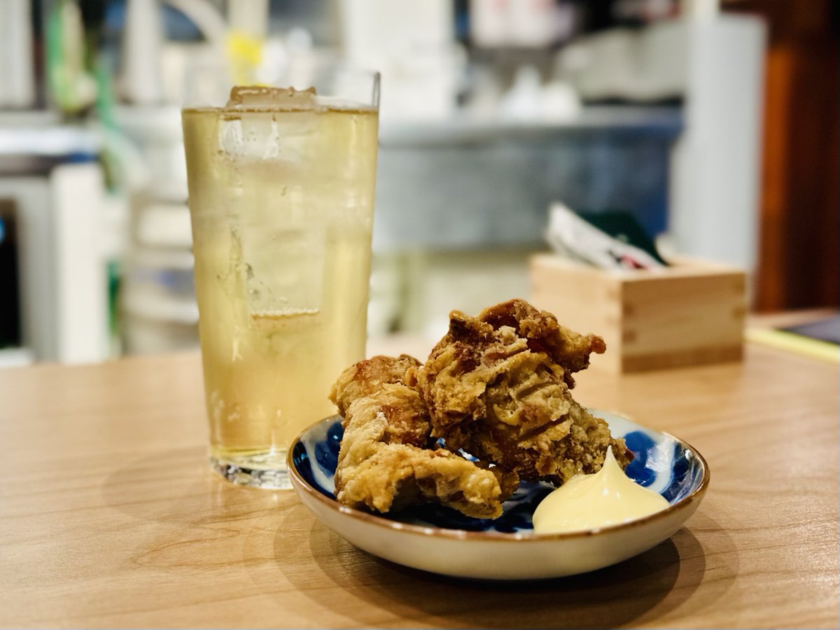 Comoli3Comoli's tweet photo. 鳩乃湯／大手町（1）
"丸の内・大手町界隈の救世主"🍻
4/8オープン💡飲食店不毛の地に待望の我らが鳩乃湯。いわゆる"普通"の居酒屋の定番メニューが何食べても旨い。黒胡椒とにんにくの効いたからし焼肉にホッキ貝サラダなど酒泥棒メニュー多数。〜19時迄のハイカラセット（590円）から始めるのが吉。 https://t.co/AdQ1LlBQe3