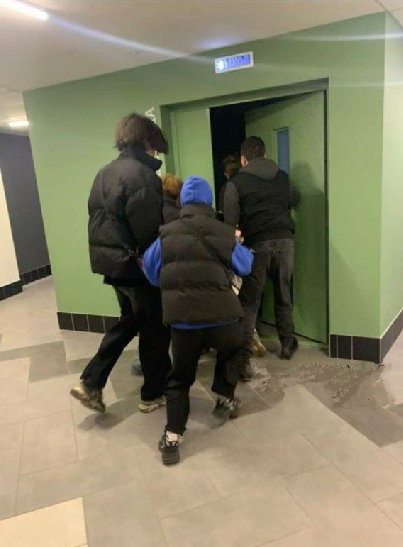 Ars7513's tweet photo. В Ижевске подростки избили сверстника: они стреляли в него из пневмат. пистолета, избили ремнем и надругались над ним с помощью швабры «ради забавы»
6 несовершеннолетних более суток издевались над 16-летним Димой.
Они били его молотком по коленке, где у мальчика стоит имплантат https://t.co/ONTxp4HmS3