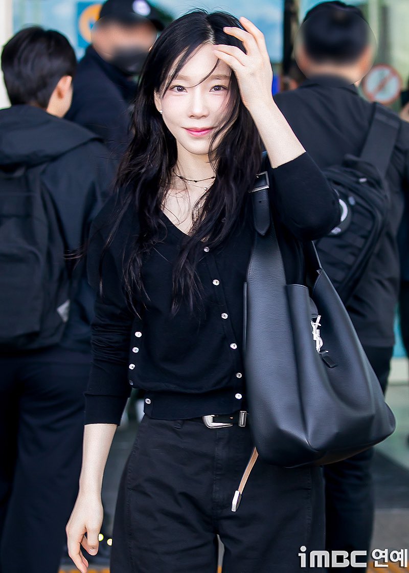 taeyeonssoshi's tweet photo. Nasa airport lounge lang talaga yung dalawa ngayon 😌 https://t.co/DtkWY2eqvI