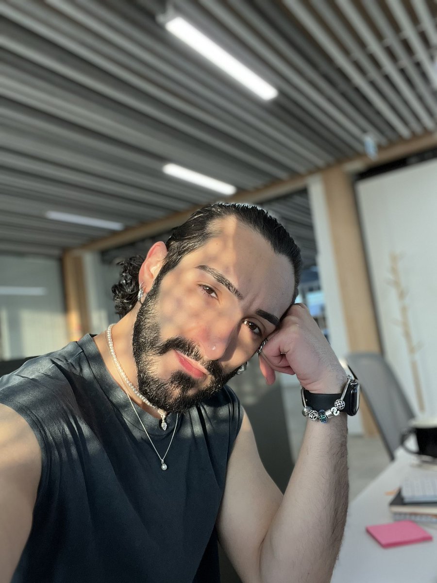 AceHyve's tweet photo. Enfin dernier jour ❤️ #FridayFeeling #WeekendVibes https://t.co/gJdFgasbwZ