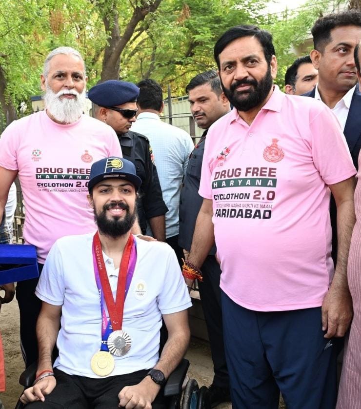 "हर हरियाणवी ने ठाना है, हरियाणा को ड्रग फ्री बनाना है।"
आज फरीदाबाद में साइक्लोथॉन 2.0 यात्रा में पैरालंपिक खिलाड़ी, अर्जुन अवार्डी श्री प्रणव सुरमा जी नशे के खिलाफ इस आंदोलन में शामिल हुए। भाई प्रणव सुरमा सहित मैं उन सभी परिवारजनों का आभार प्रकट करता हूं जिन्होंने नशे के खिलाफ