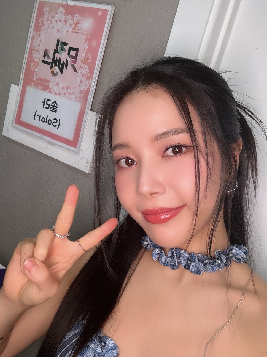 RBW_MAMAMOO's tweet photo. [#솔라]

잠시 후 5시 05분! KBS ‘뮤직뱅크’
Love is all my world💕
솔라와 더 설레는 Scene으로 가요🐰

#마마무 #Solar #WANT https://t.co/b2A8YaWu5p