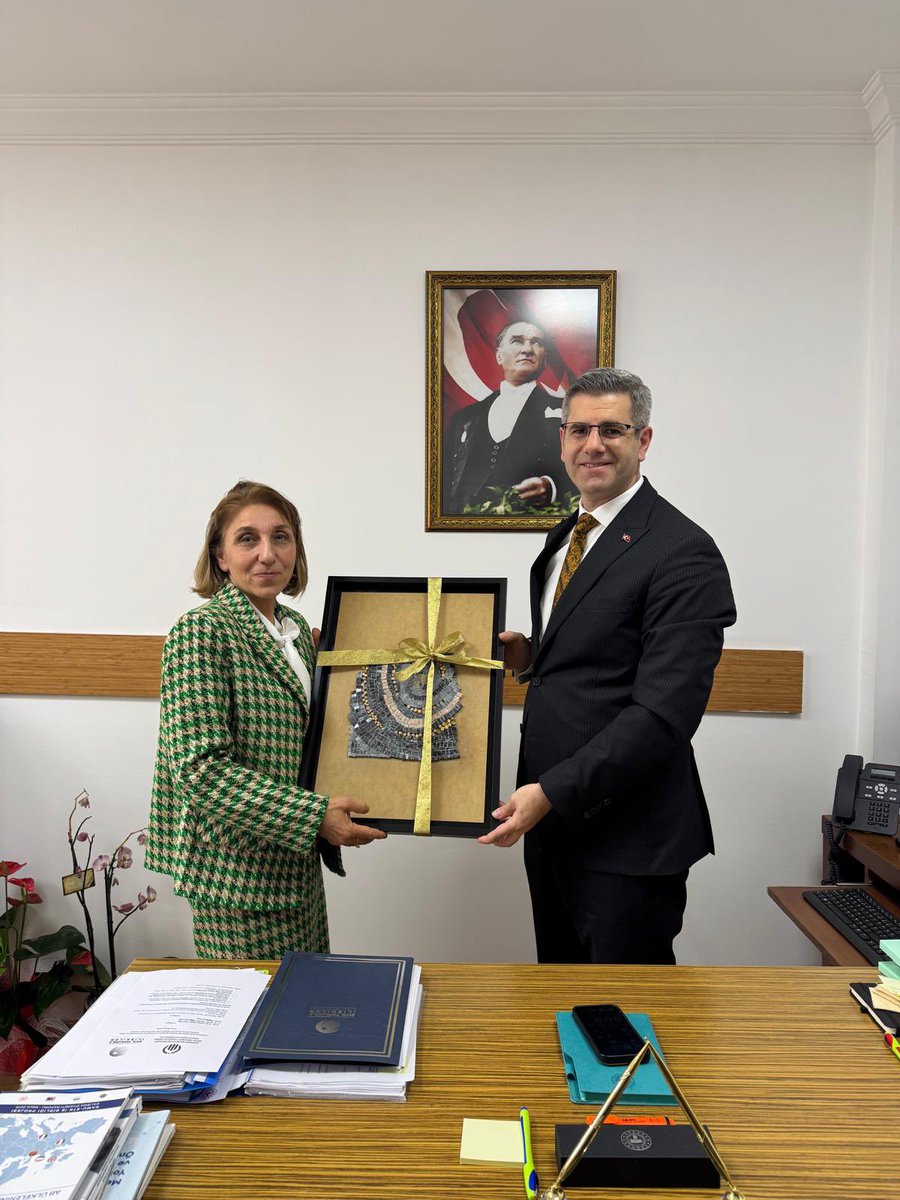 Kadın Dayanışma ve Destekleme Derneği Başkanı Sayın <a href="/thavzalimuzeyen/">Müzeyyen Özhavzalı</a> nazik ziyaretinizden dolayı teşekkür ediyorum. 🇹🇷