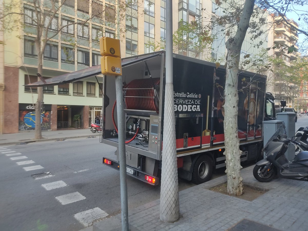 chabus78's tweet photo. Tengo una barbacoa este fin de semana, @estrellagalicia donde se alquila esto? Va por horas? https://t.co/05mAnP6NZR