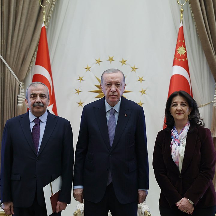 tokcem's tweet photo. Daha Mayıs 2023 seçiminde rakibi Kemal beye miting meydanlarında kurgu, sahte videolarla, CHP=HDP=PKK=terör diye bel altı vurmamış olsaydı, bu görüntüyü umut ve takdirle karşılardım.
Siyasi rekabetin de bir ahlakı olmalı… https://t.co/CRgU2VzNli