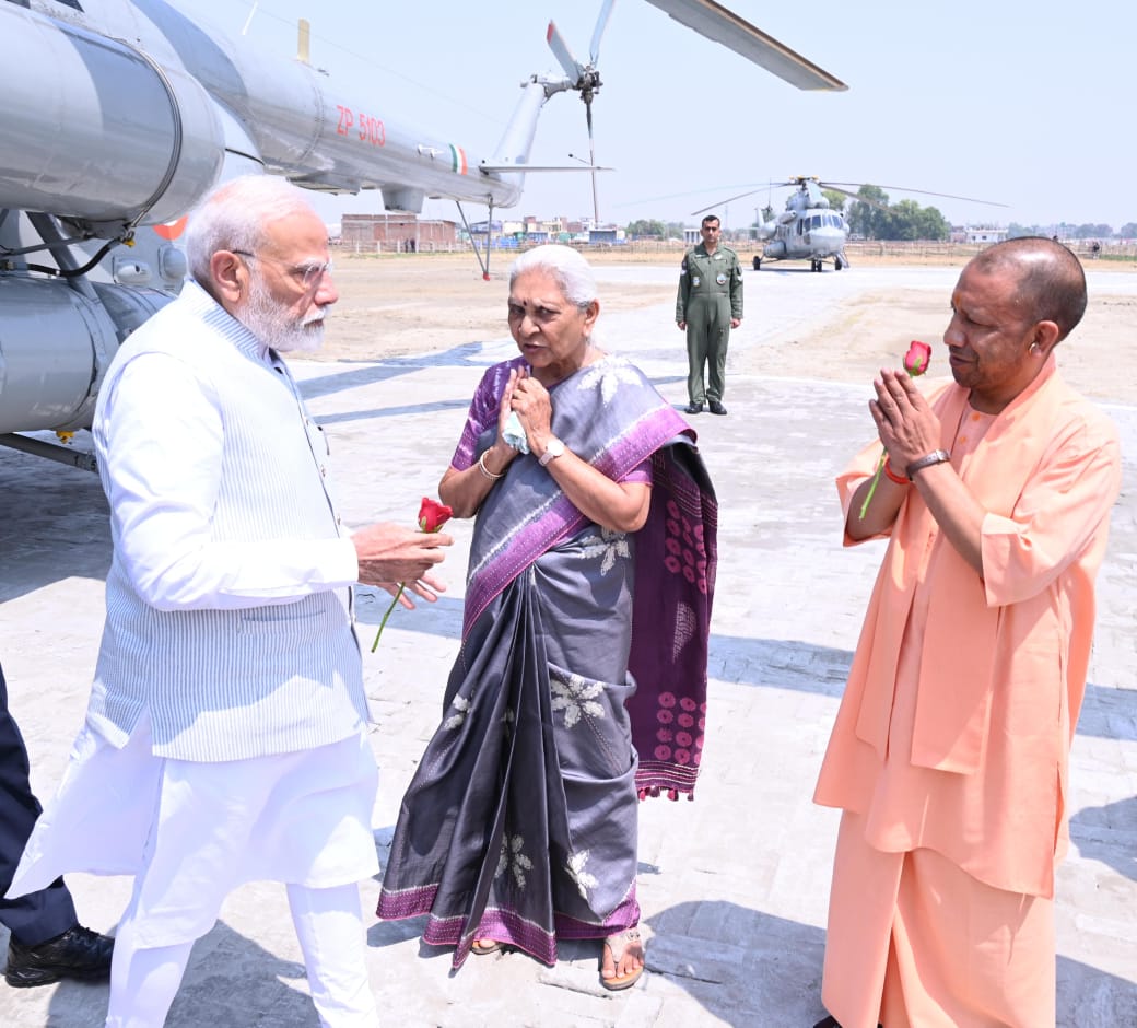 प्रधानमंत्री <a href="/narendramodi/">Narendra Modi</a> का शुक्रवार को वाराणसी में स्वागत करती राज्यपाल <a href="/anandibenpatel/">Anandiben Patel</a> व मुख्यमंत्री <a href="/myogiadityanath/">Yogi Adityanath</a>...