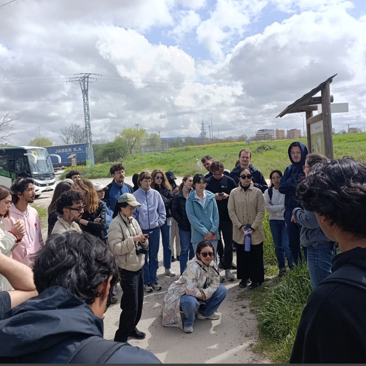 📢Alumnos de un master Internacional sobre 𝗥𝗲𝘁𝗼𝘀 𝗨𝗿𝗯𝗮𝗻𝗼𝘀 en los que participan cuatro universidades europeas han visitado el parque agrario para conocer las políticas alimentarias de Fuenlabrada. 

<a href="/AytoFuenlabrada/">Ayuntamiento de Fuenlabrada</a>