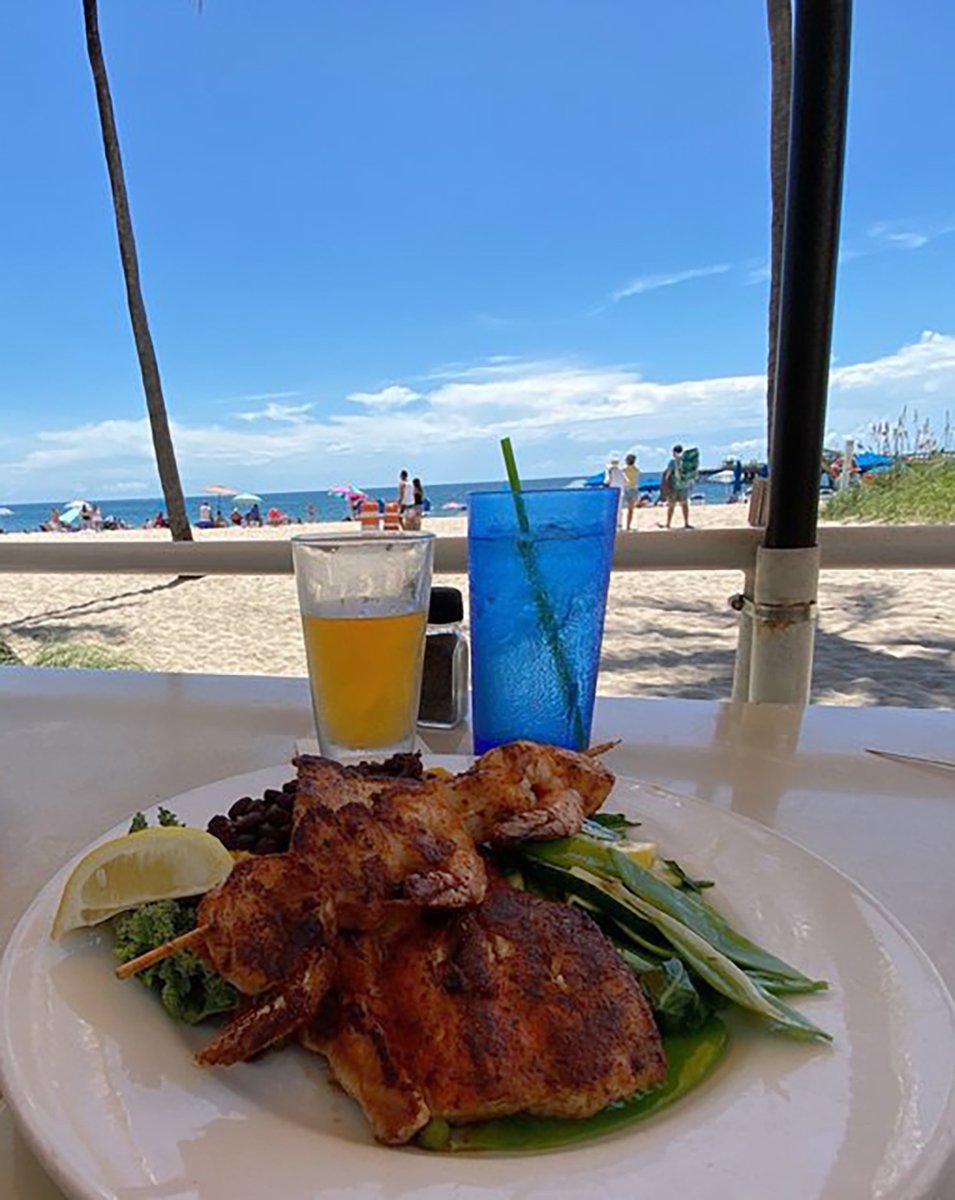 arubabeachcafe's tweet image. It's going to be a beautiful day seaside in Lauderdale by the Sea! 🌸Enjoy a delicious lunch with a great view! Happy Hour from 4 to 7pm at any of our 3 island bars! Live band starts at 4pm!🍹🥟🌊🌴 #lunchonthebeach #livemusic #coldbeer #islandcocktails #lbts #arubabeachcafe