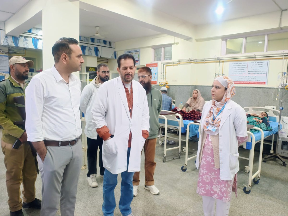 BanihalSub's tweet photo. SDM Banihal, Mr. Mohd Naseeb (JKAS), conducted a detailed inspection of SDH Banihal today, assessing healthcare services, staff performance &amp; patient care. Emphasized hygiene, efficiency &amp; quality service delivery. @dcramban @SDMBanihal @CmoRamban @diprjk https://t.co/qLuJufTMZF