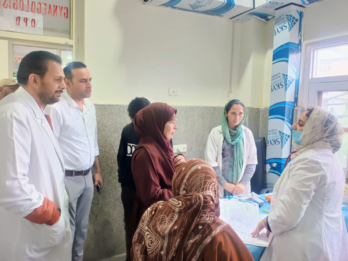 BanihalSub's tweet photo. SDM Banihal, Mr. Mohd Naseeb (JKAS), conducted a detailed inspection of SDH Banihal today, assessing healthcare services, staff performance &amp; patient care. Emphasized hygiene, efficiency &amp; quality service delivery. @dcramban @SDMBanihal @CmoRamban @diprjk https://t.co/qLuJufTMZF