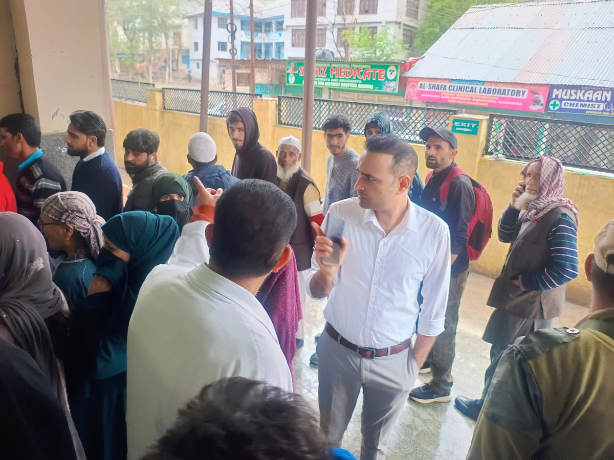 BanihalSub's tweet photo. SDM Banihal, Mr. Mohd Naseeb (JKAS), conducted a detailed inspection of SDH Banihal today, assessing healthcare services, staff performance &amp; patient care. Emphasized hygiene, efficiency &amp; quality service delivery. @dcramban @SDMBanihal @CmoRamban @diprjk https://t.co/qLuJufTMZF