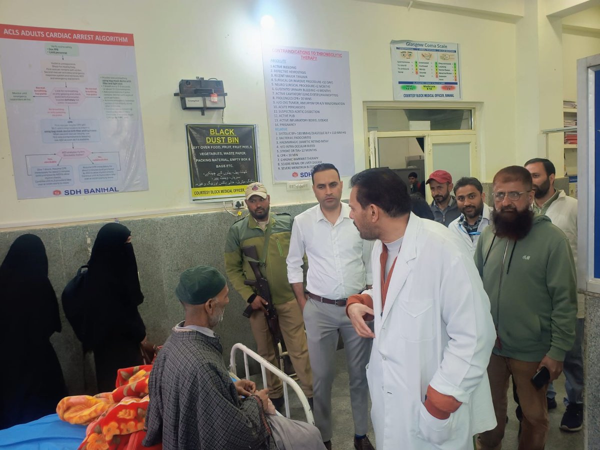 BanihalSub's tweet photo. SDM Banihal, Mr. Mohd Naseeb (JKAS), conducted a detailed inspection of SDH Banihal today, assessing healthcare services, staff performance &amp; patient care. Emphasized hygiene, efficiency &amp; quality service delivery. @dcramban @SDMBanihal @CmoRamban @diprjk https://t.co/qLuJufTMZF