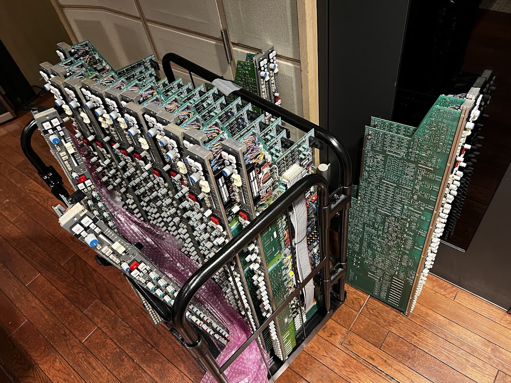 音響ハウス SSL9000Jの全64chモジュール交換はじまりました！ 30年の汗と涙（とヤニ） これから活躍してくれる順番待ちの新モジュール君。 中々見ない光景です👀