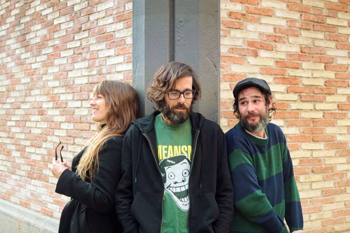 Nova ocasió per descobrir en viu el nou disc de @chaquetadechan1 a Barcelona: divendres 25 d'abril a l'@almo2bar de Joanic, dins el #BISfestival. Completen la nit Me and The Bees. Entrades aquí: dice.fm/partner/bis-fe…