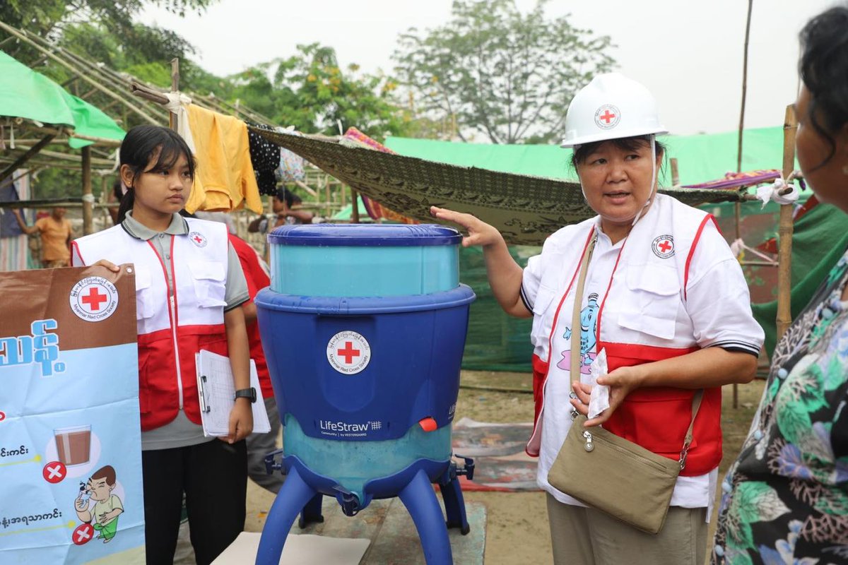 MyanmarRedCross's tweet photo. 🚰 Water distribution is ongoing in #Mandalay.

On April 9 &amp; 10, #MyanmarRedCross provided 4,120 liters of clean drinking #water to 1,358 people in #Amarapura Township, #earthquake-affected areas. Efforts will continue to reach more communities in need. 💧❤️ https://t.co/SvsdAD2AWz