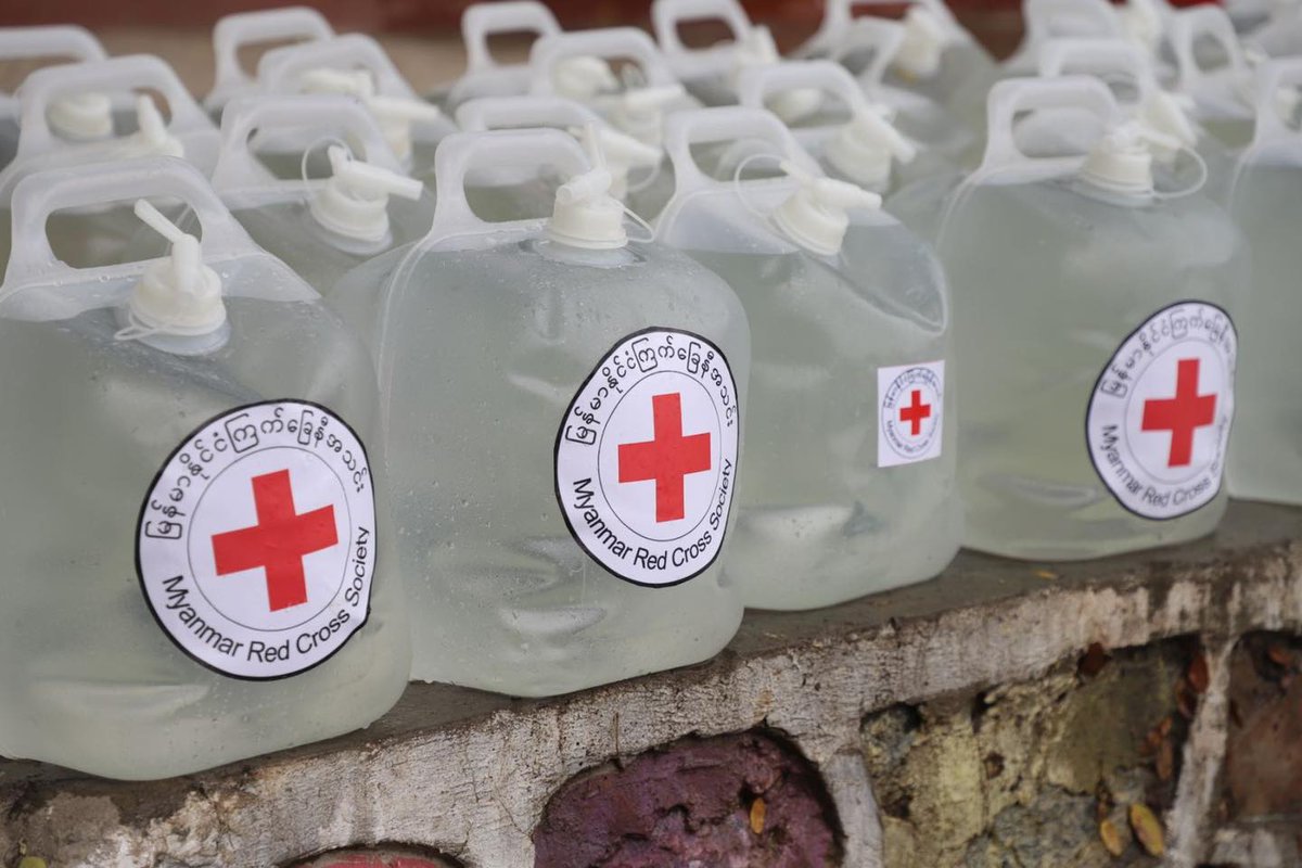 MyanmarRedCross's tweet photo. 🚰 Water distribution is ongoing in #Mandalay.

On April 9 &amp; 10, #MyanmarRedCross provided 4,120 liters of clean drinking #water to 1,358 people in #Amarapura Township, #earthquake-affected areas. Efforts will continue to reach more communities in need. 💧❤️ https://t.co/SvsdAD2AWz
