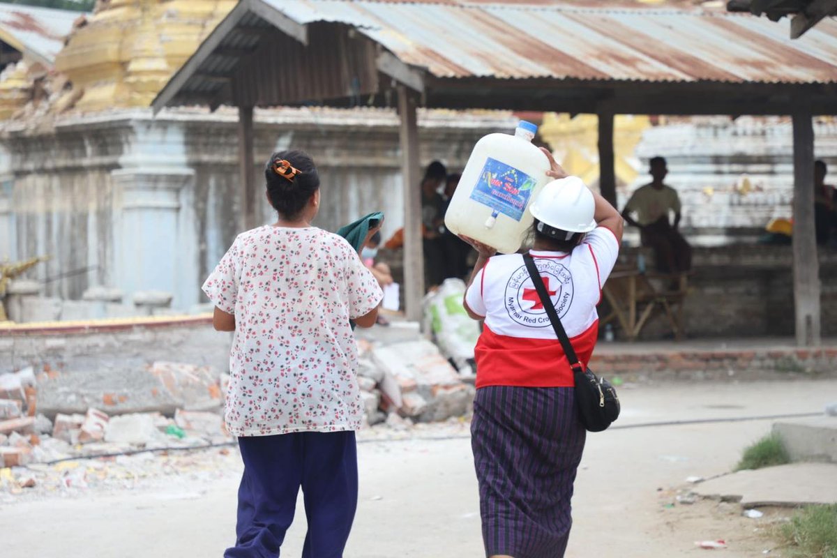 MyanmarRedCross's tweet photo. 🚰 Water distribution is ongoing in #Mandalay.

On April 9 &amp; 10, #MyanmarRedCross provided 4,120 liters of clean drinking #water to 1,358 people in #Amarapura Township, #earthquake-affected areas. Efforts will continue to reach more communities in need. 💧❤️ https://t.co/SvsdAD2AWz
